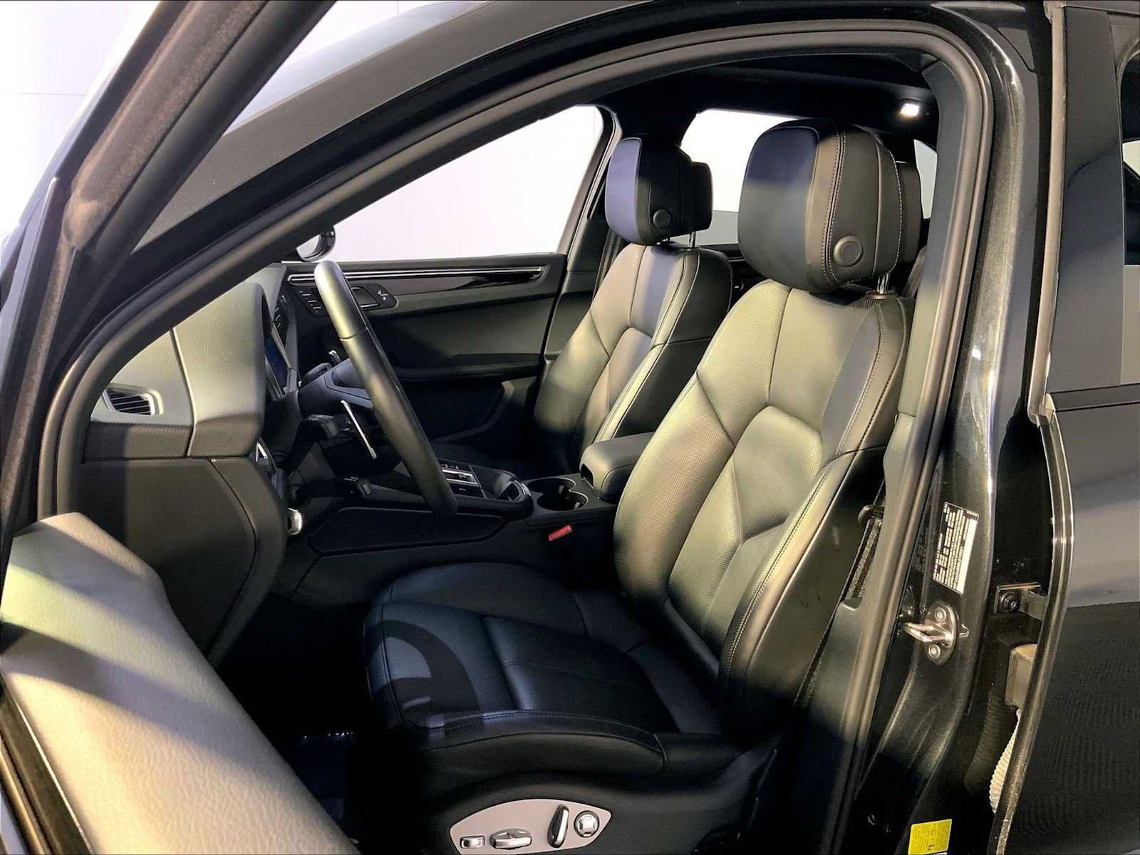 Certified 2024 Porsche Macan AWD/4WD image 5