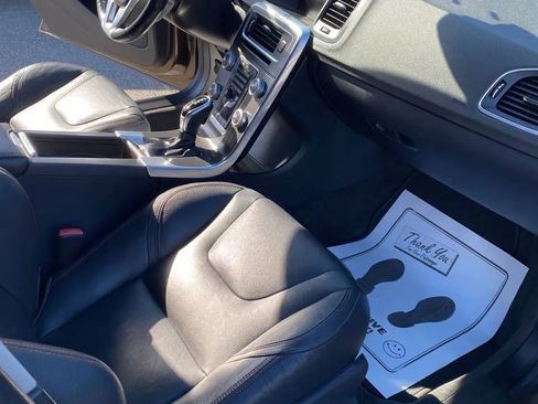 Used 2015 Volvo V60 T5 Cross Country image 16