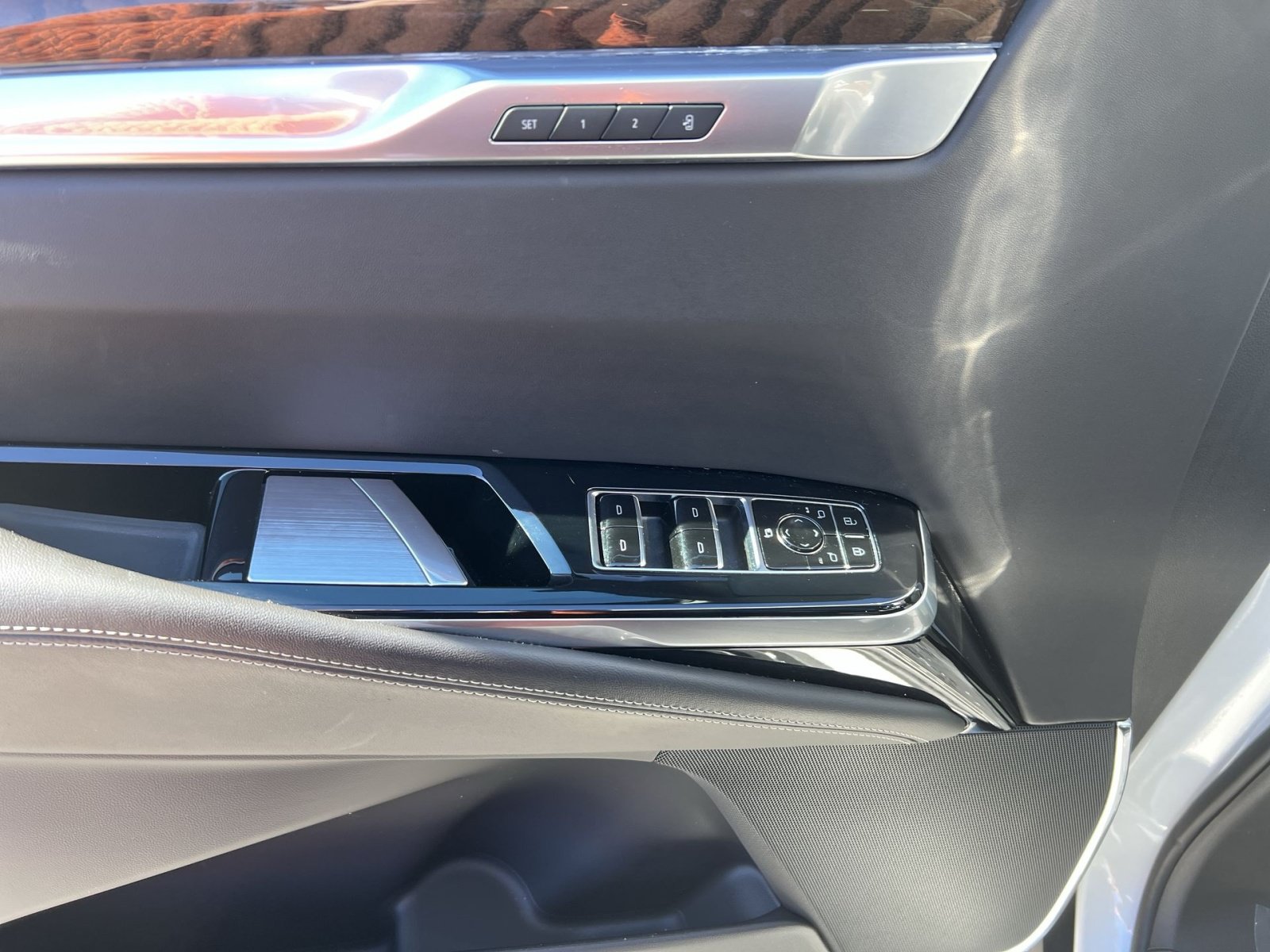 Used 2025 Cadillac Escalade Premium Luxury Platinum AWD/4WD image 15