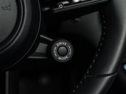 Certified 2026 Porsche Macan AWD/4WD image 19