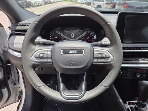 Used 2025 Jeep Compass Latitude AWD/4WD image 32