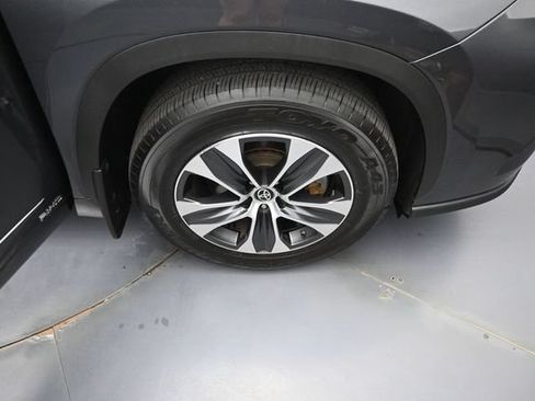Used 2020 Toyota Highlander XLE AWD/4WD image 36