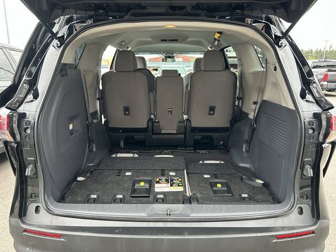 Used 2024 Toyota Sienna LE AWD/4WD image 13