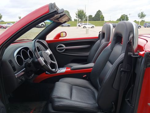 Used 2004 Chevrolet SSR w/ Preferred Equipment Group RWD image 7