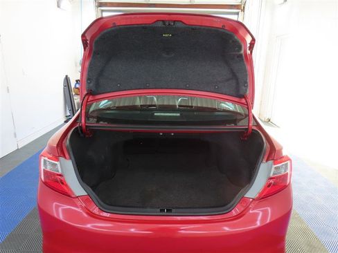 Used 2012 Toyota Camry SE w/ Preferred Accessory Pkg FWD image 12