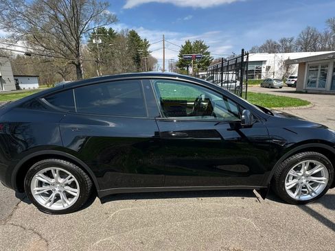 Used 2022 Tesla Model Y Long Range image 4