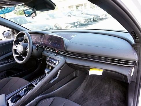 Used 2025 Hyundai Elantra SEL FWD image 11