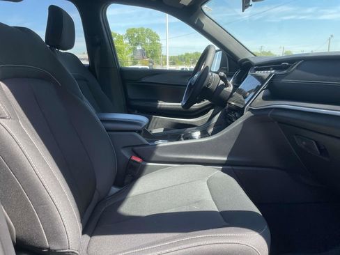 Certified 2025 Jeep Grand Cherokee Laredo w/ Trailer Tow Package image 16