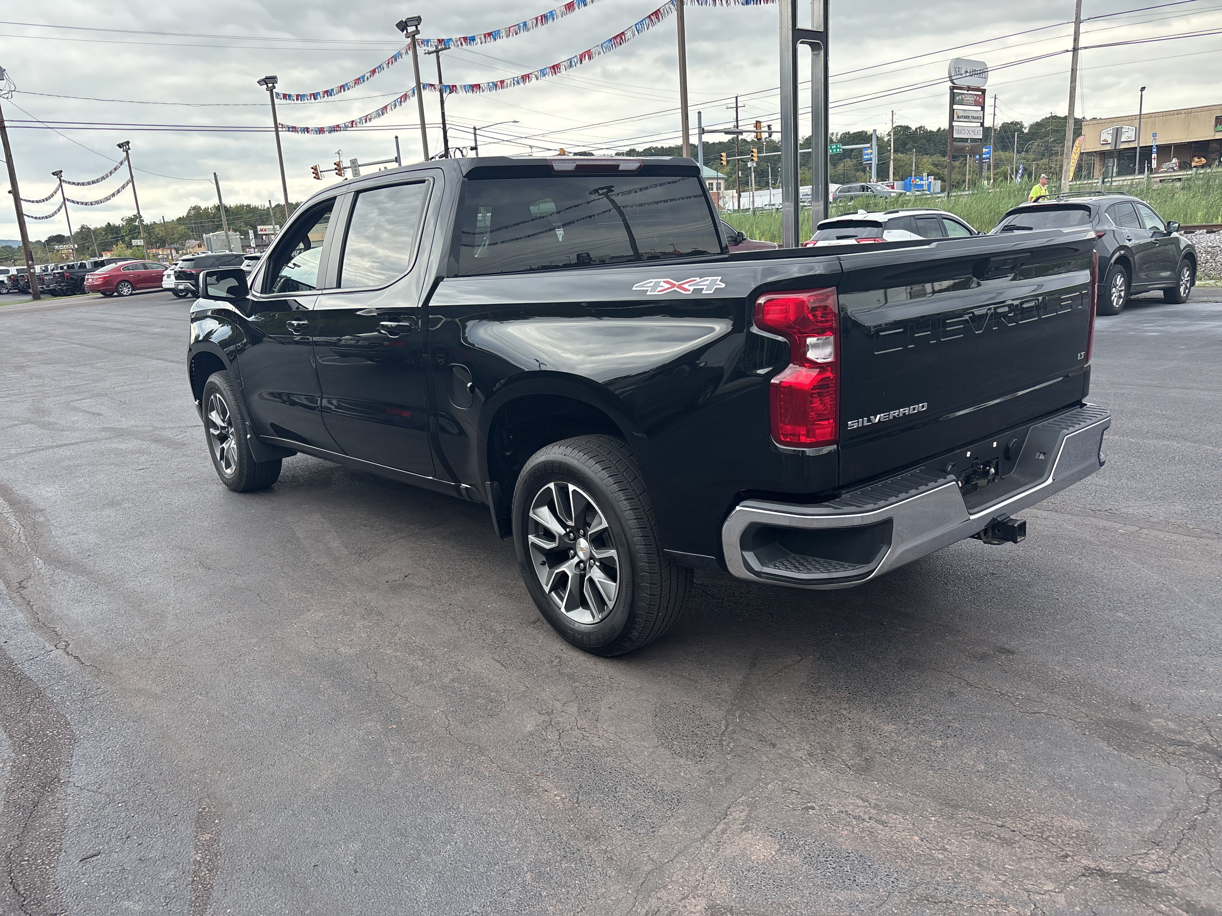 Used 2024 Chevrolet Silverado 1500 LT AWD/4WD image 6