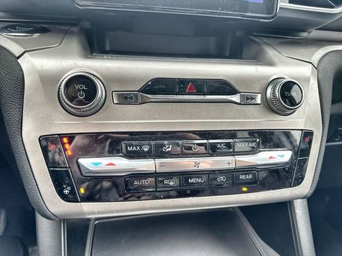 Used 2022 Ford Explorer XLT w/ Equipment Group 202A image 18