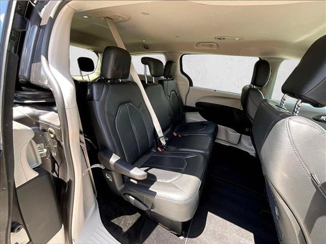 Used 2020 Chrysler Pacifica Touring-L FWD image 25