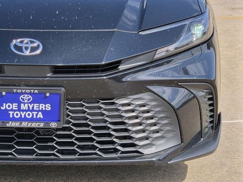 Used 2025 Toyota Camry SE FWD image 4