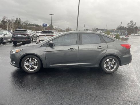 Used 2018 Ford Focus SE w/ SE Appearance Package image 3