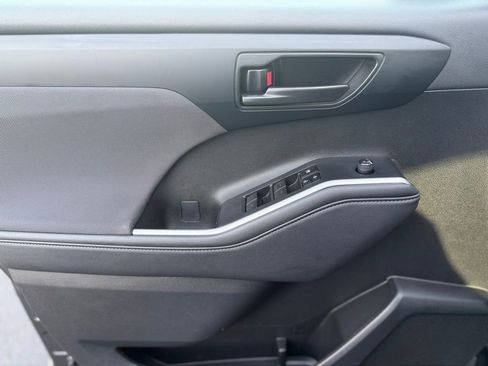 Used 2024 Toyota Highlander LE image 15