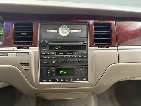 Used 2003 Lincoln Town Car Signature image 13