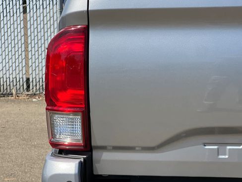 Used 2017 Toyota Tacoma TRD Off-Road AWD/4WD image 23