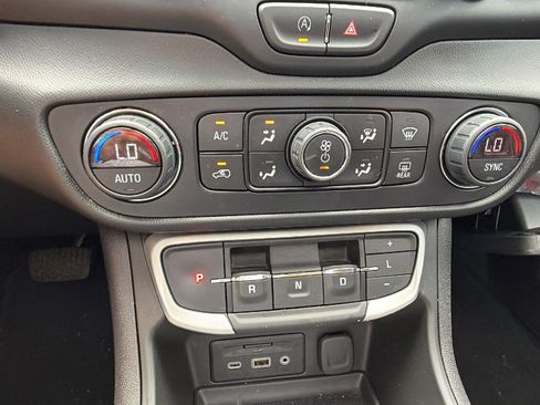 Used 2022 GMC Terrain SLE w/ Driver Convenience Package AWD/4WD image 33