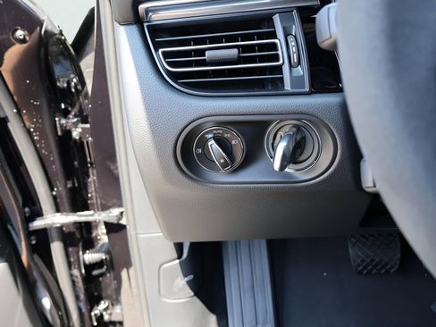 Certified 2025 Porsche Macan AWD/4WD image 33