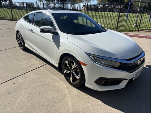 Used 2018 Honda Civic Touring image 4