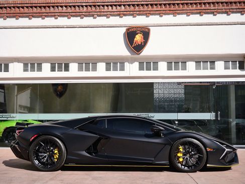 Used 2024 Lamborghini Revuelto image 2