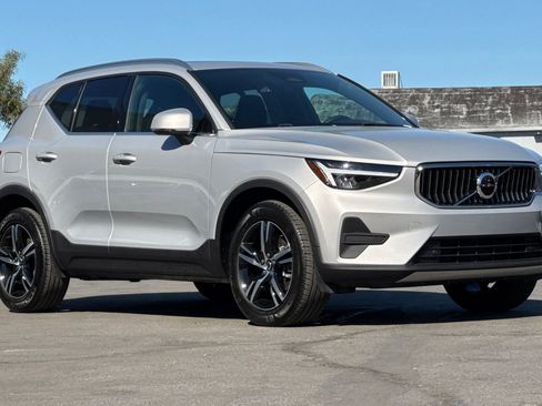Certified 2025 Volvo XC40 B5 Core image 10