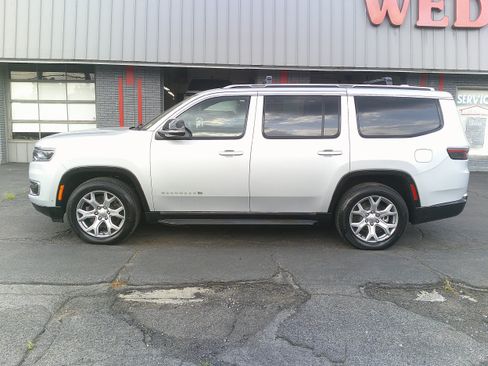 Used 2023 Jeep Wagoneer 4WD image 10