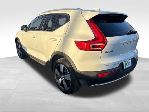 Used 2019 Volvo XC40 T5 Momentum image 6
