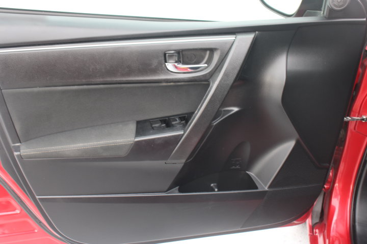 Used 2017 Toyota Corolla LE w/ Carpet Mat Package (TMS) FWD image 10