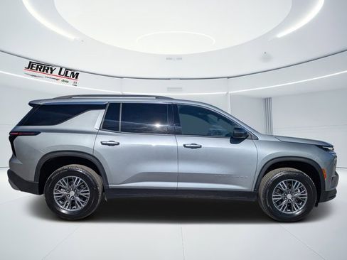 Used 2025 Chevrolet Traverse LT image 2