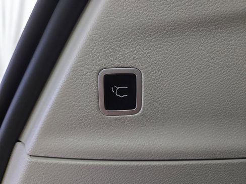 Used 2024 Chrysler Pacifica Touring-L image 15