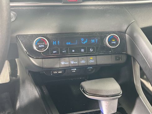 Used 2023 Hyundai Elantra SEL image 15