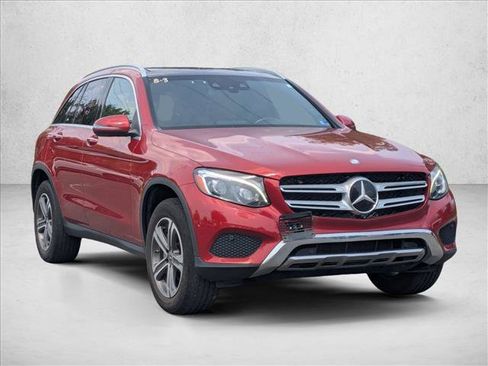 Used 2017 Mercedes-Benz GLC 300 4MATIC image 3