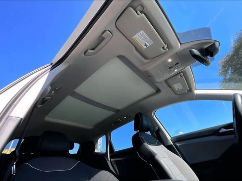 Used 2023 Volkswagen Taos SE w/ Panoramic Sunroof Package image 14