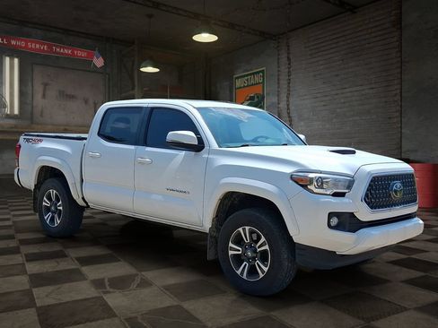 Used 2019 Toyota Tacoma TRD Sport AWD/4WD image 2