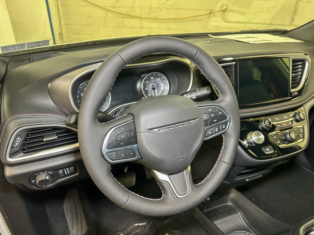 New 2027 Chrysler Pacifica Select AWD/4WD image 21