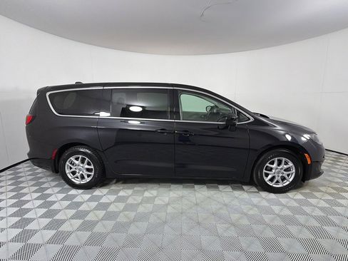 Used 2022 Chrysler Voyager LX FWD image 4