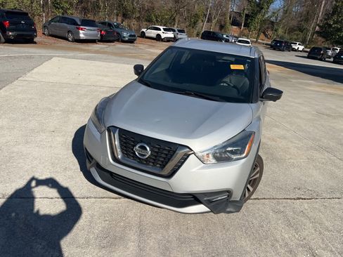 Used 2019 Nissan Kicks SR w/ SR Premium Package image 2