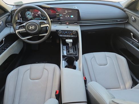 Used 2025 Hyundai Elantra Limited image 3