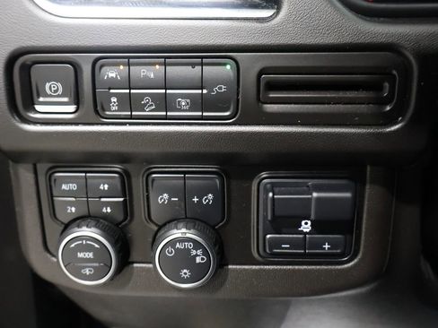 Used 2022 Chevrolet Suburban Z71 w/ Z71 Off-Road Package image 37