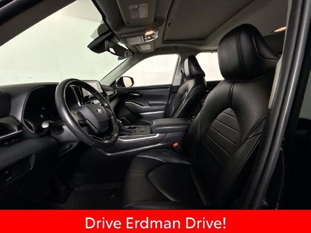 Used 2021 Toyota Highlander XLE FWD image 6