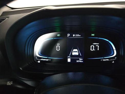 Used 2024 Hyundai Venue Limited image 32