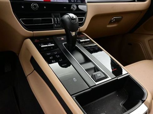 Certified 2023 Porsche Macan AWD/4WD image 11