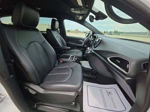 Used 2025 Chrysler Pacifica Select FWD image 32