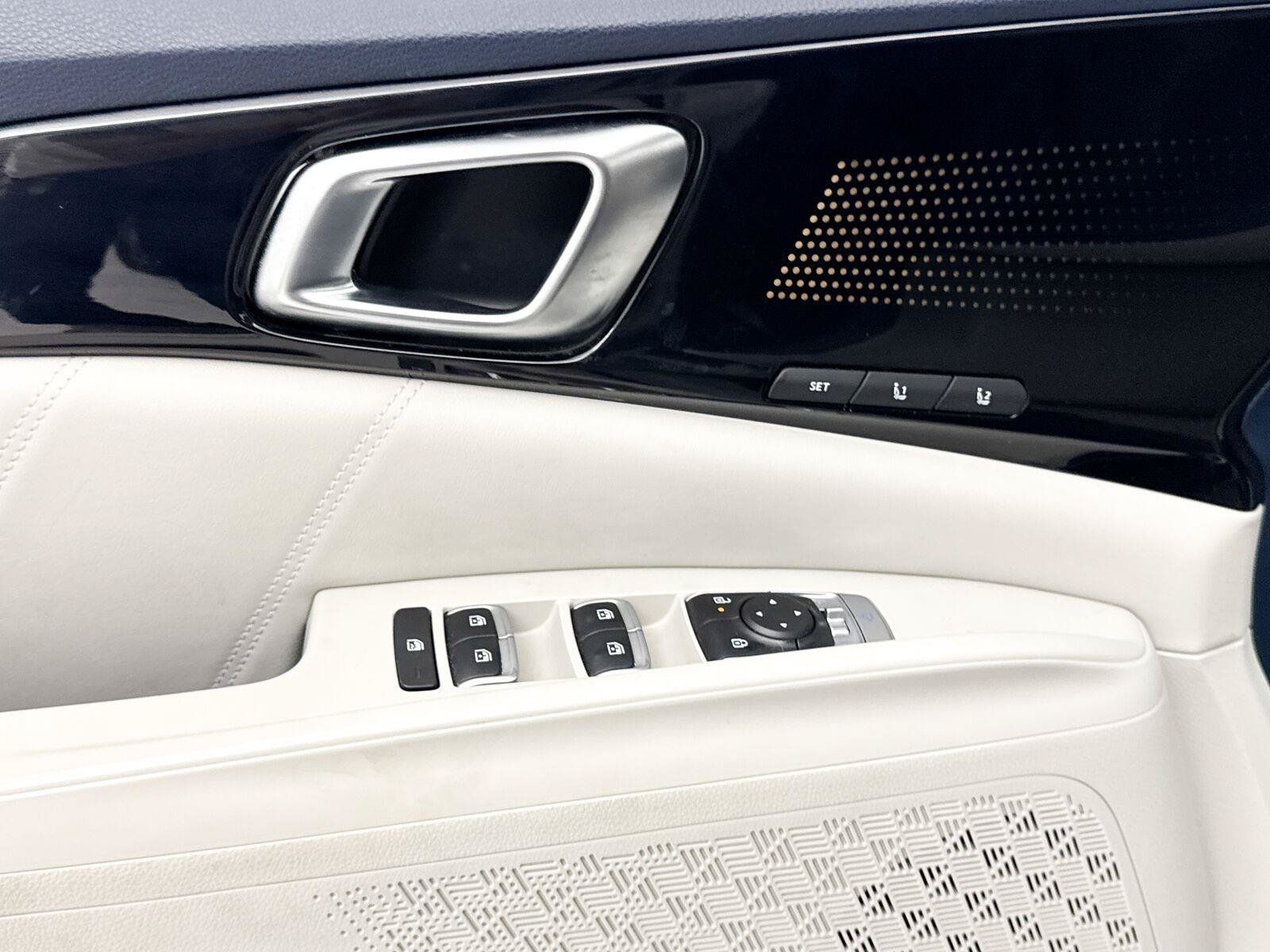 Certified 2025 Kia Carnival SX Prestige FWD image 32