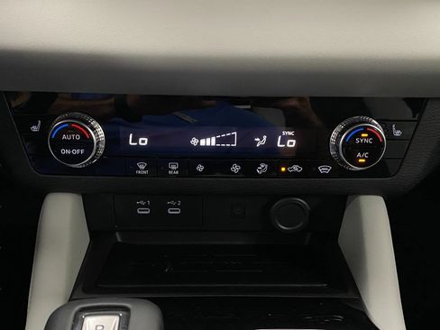 New 2025 Mitsubishi Outlander SE image 26