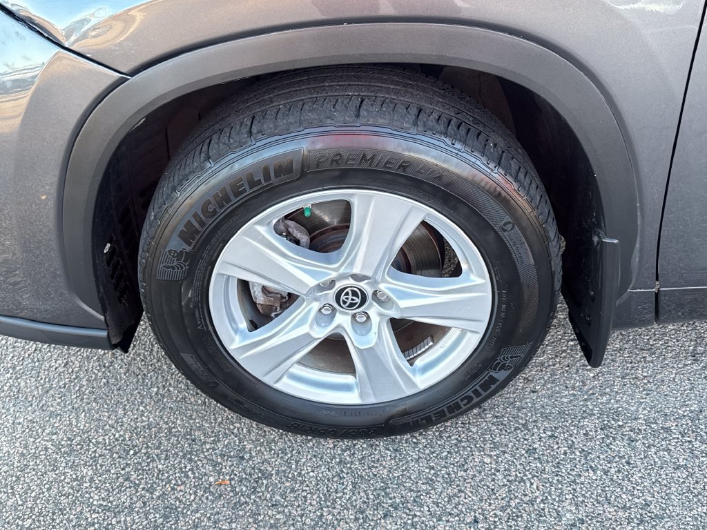 Used 2022 Toyota Highlander LE AWD/4WD image 43