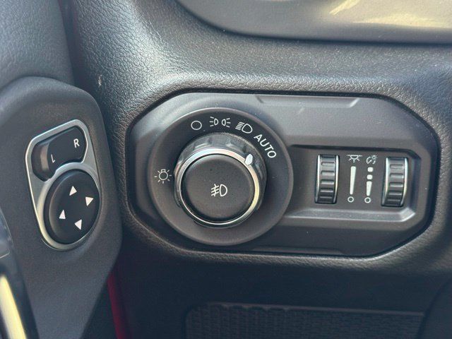 Used 2018 Jeep Wrangler Unlimited Sahara w/ Cold Weather Group AWD/4WD image 34