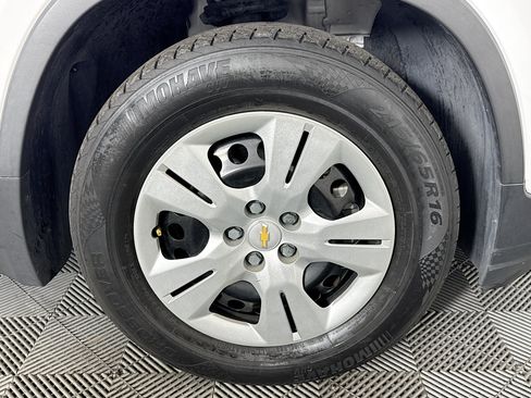 Used 2017 Chevrolet Trax LS FWD image 28