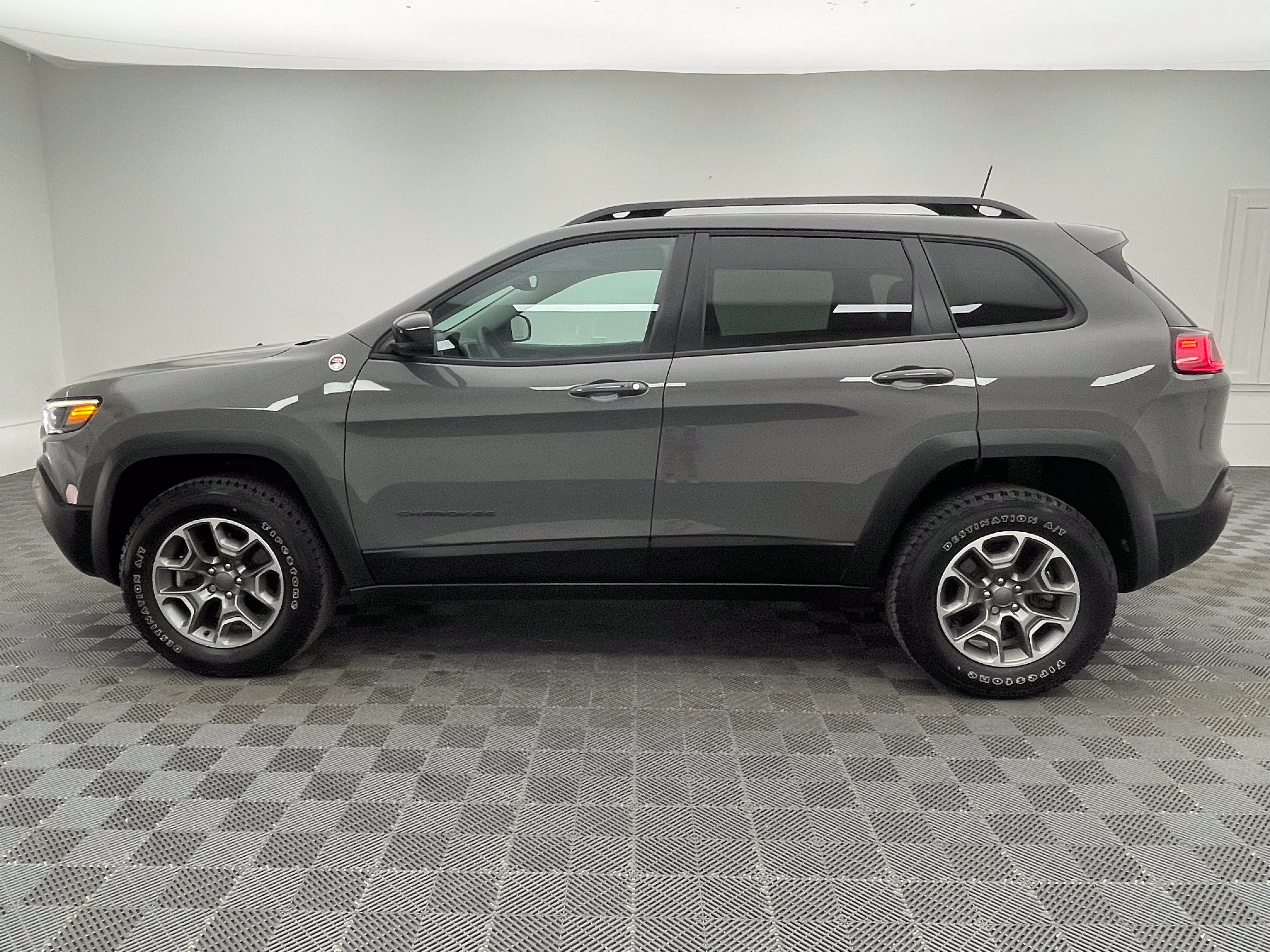Used 2022 Jeep Cherokee Trailhawk w/ Premium Leather Package AWD/4WD image 12