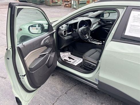 Used 2025 Chevrolet Trax ACTIV w/ Driver Confidence Package image 13